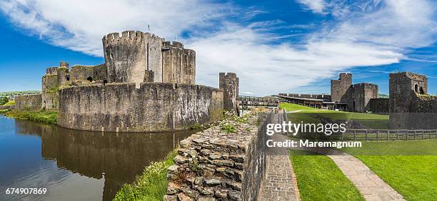 view of caerphilly castle - castello di caerphilly foto e immagini stock