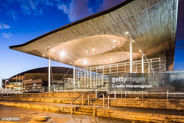 cardiff bay, the exterior of the senedd - government building steps stock pictures, royalty-free photos & images