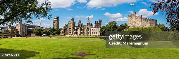 cardiff city centre, the cardiff castle - vlag planten stockfoto's en -beelden