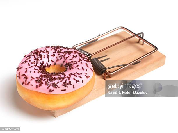 doughnut in mouse trap - self discipline imagens e fotografias de stock
