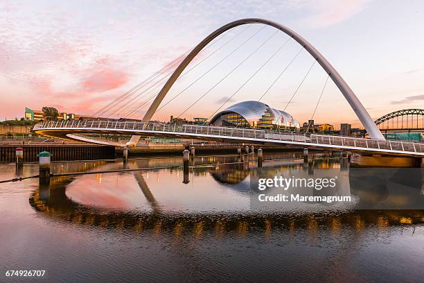 the gateshead millennium bridge - newcastle upon tyne bildbanksfoton och bilder