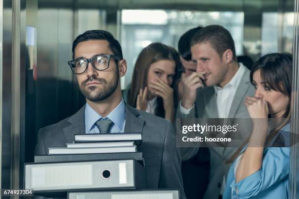 stinkende zakenman die van zijn collega's in een lift - onaangename geur stockfoto's en -beelden