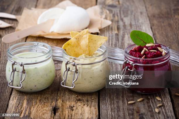 healthy green yoghurt  smoothie and beetroot  dip - salat im glas stock-fotos und bilder