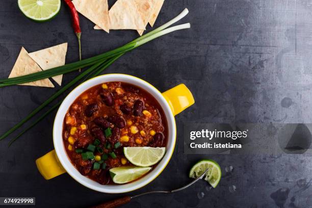 chili con carne stew on rustic table, top view - chili - fotografias e filmes do acervo