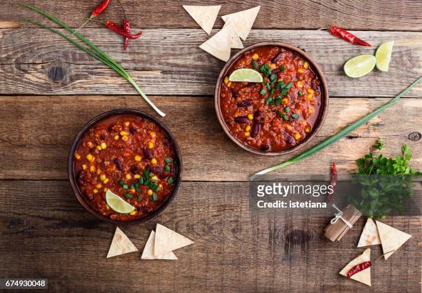 chili con carne stew served in ceramic bowll - chilli con carne foto e immagini stock