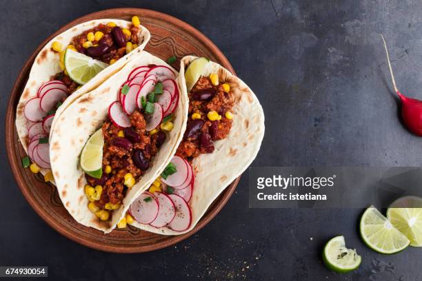 chili con carne tacos viewed from above - taco stockfoto's en -beelden