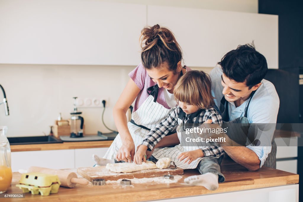 Snijden cookie vormen met pappa en mamma