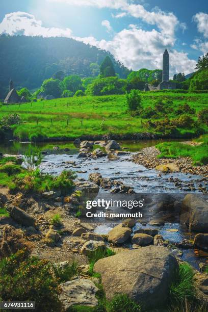 glendalough klösterlichen website im land wicklow, irland - verwaltungsbezirk county wicklow stock-fotos und bilder