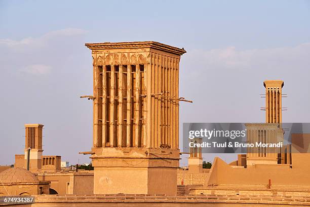 iran, yazd, windtower - badgirs fotografías e imágenes de stock