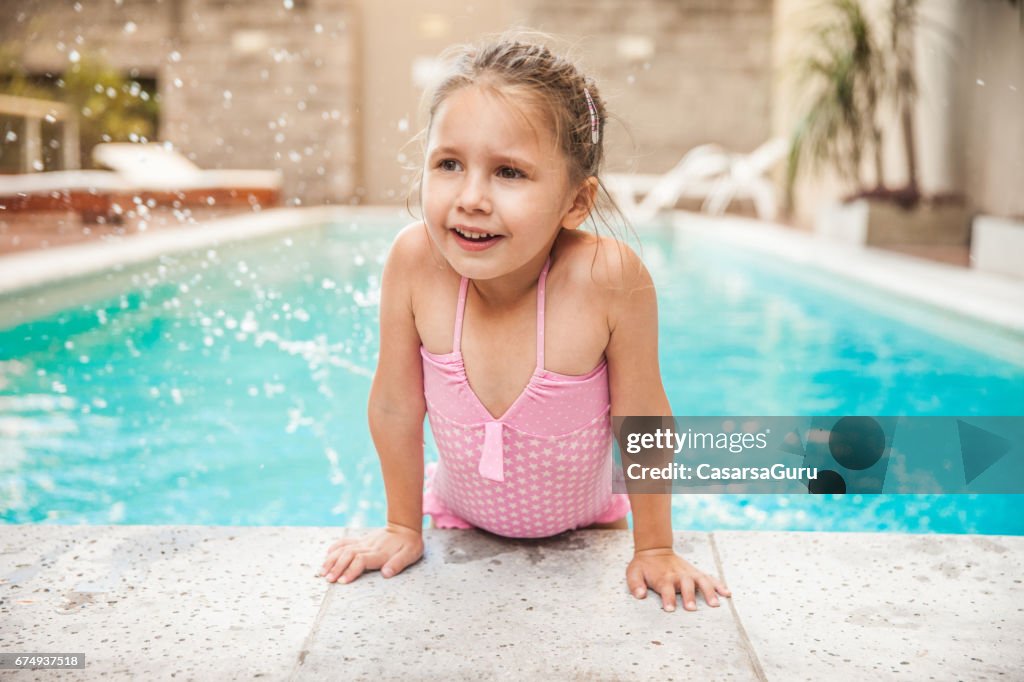 Glückliches Mädchen Baden im Whirlpool