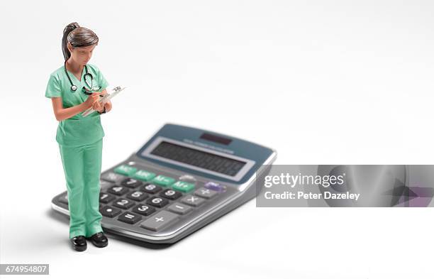 doctor/nurse/cost of medical care - figurine stockfoto's en -beelden