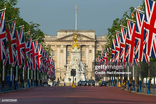 buckingham palace - the mall westminster stock-fotos und bilder