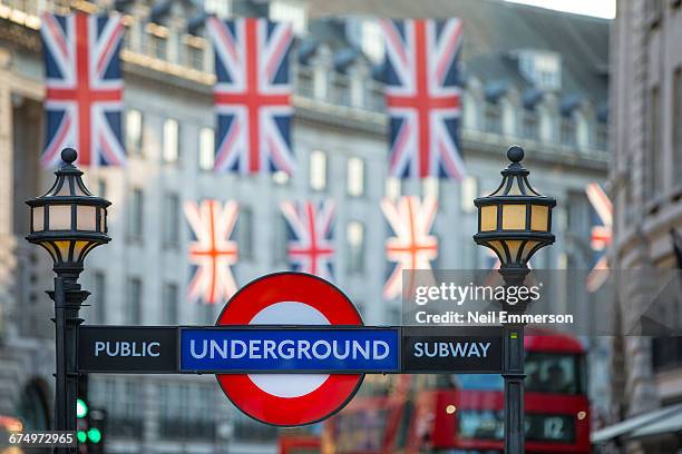 london underground sign - metro de londres imagens e fotografias de stock