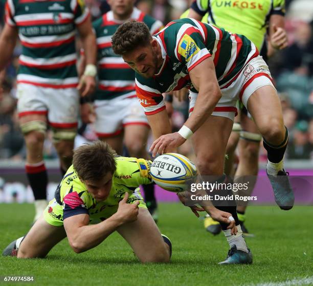 Owen Williams of Leicester pounces on the ball after a mistake by AJ MacGinty to score their third try during the Aviva Premiership match between...