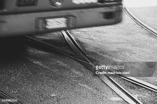 trams on railroad tracks in city - tipo di trasporto 個照�片及圖片檔