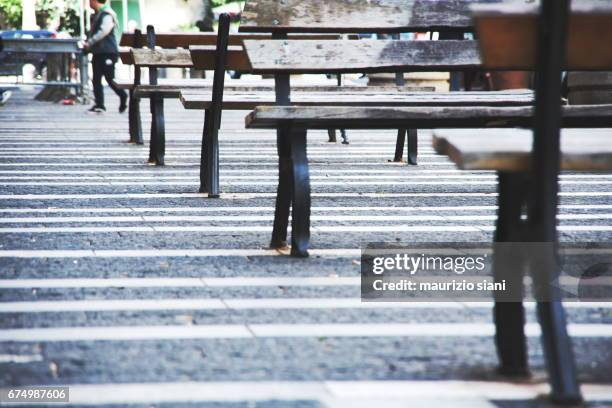 bench in naples (italy) - inquadratura dal basso 個照片及圖片檔