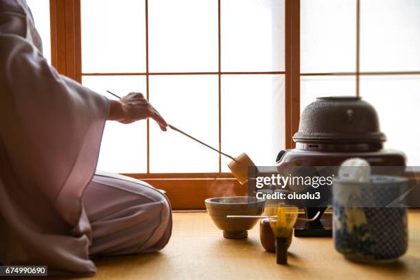 tradicional ceremonia del té japonesa, sado - ceremonia fotografías e imágenes de stock