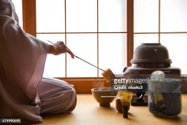 cérémonie traditionnelle du thé japonais, sado - cérémonie photos et images de collection