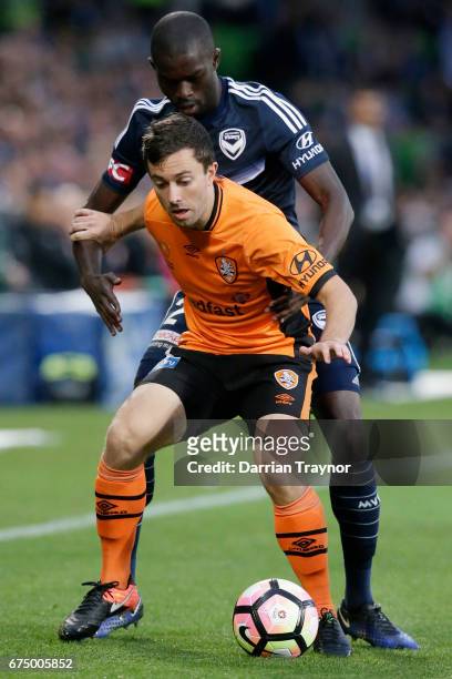Tommy Oar of the Roar and Jason Geria of the Victory compete during the A-League Semi Final match between Melbourne Victory and the Brisbane Roar at...