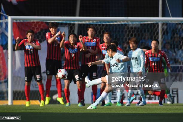 Kota Ueda of Jubilo Iwata scores his side's second goal from a free kick during the J.League J1 match between Jubilo Iwata and Consadole Sapporo at...