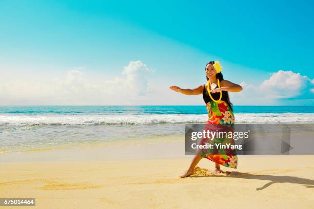 hawaiian hula danser dansen op het strand - hawaiiaanse etniciteit stockfoto's en -beelden