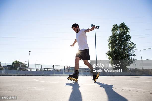 man with rollerblades skating - inline skating fotografías e imágenes de stock