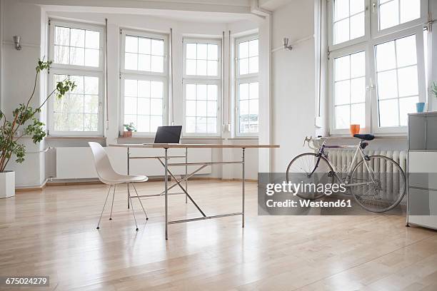 laptop on table in sparse office - office minimalist stockfoto's en -beelden