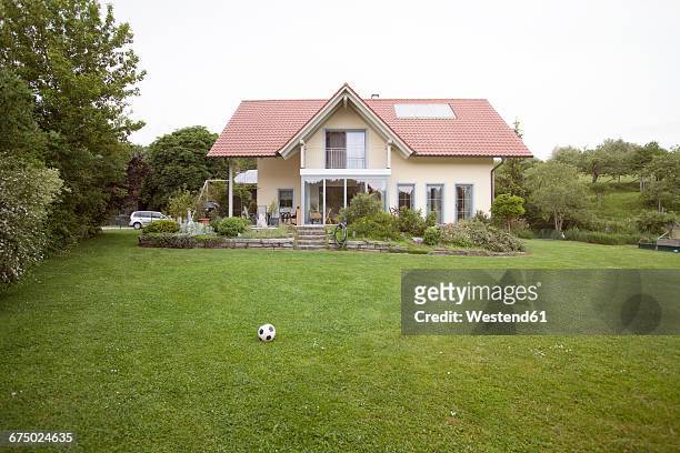 residential house with garden - eigenheim deutschland stock-fotos und bilder