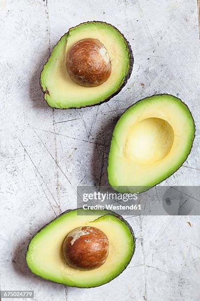 guacamole and home-made crackers - avocado stock-fotos und bilder