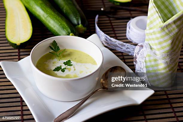 bowl of zucchini potato soup - mergpompoen stockfoto's en -beelden