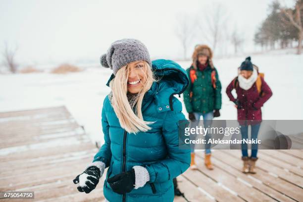 schneeballschlacht - winterjacke stock-fotos und bilder
