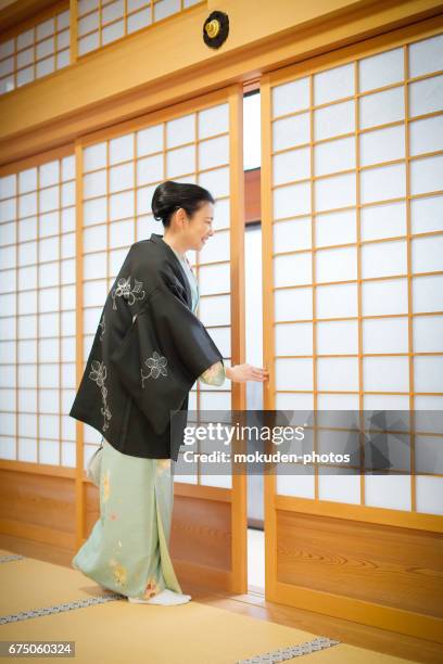 mujeres kimono y japonés en kioto - 大人のみ fotografías e imágenes de stock