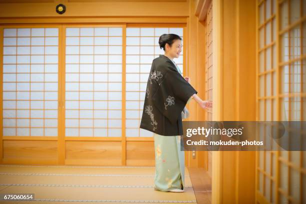 kimono und japanische frauen in kyoto - 全身 stock-fotos und bilder