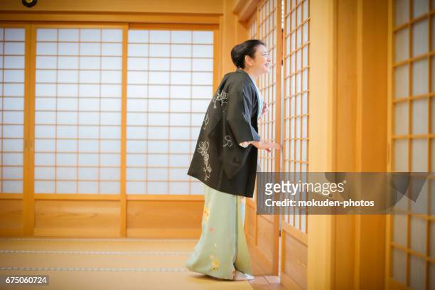 mulheres de quimono e japonês em kyoto - 敬意 - fotografias e filmes do acervo