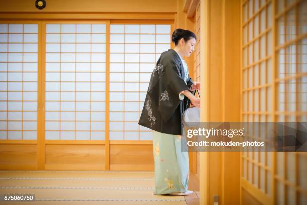 mujeres kimono y japonés en kioto - 大人のみ fotografías e imágenes de stock
