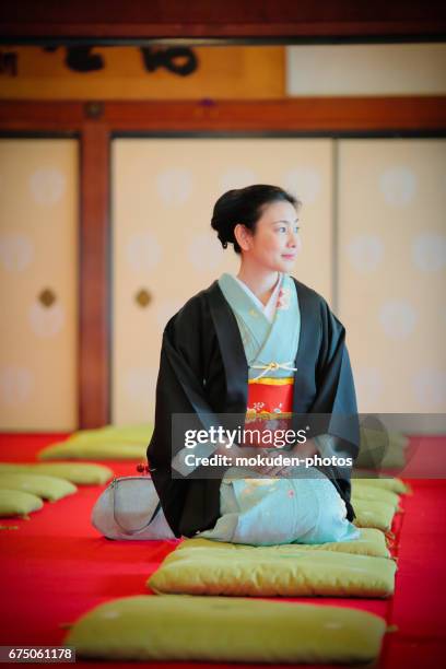 mulheres de quimono e japonês em kyoto - 敬意 - fotografias e filmes do acervo