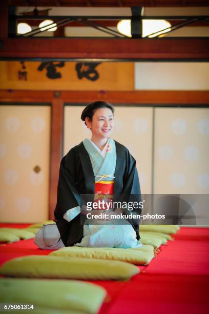 在京都的和服和日本婦女 - 座る 個照片及圖片檔
