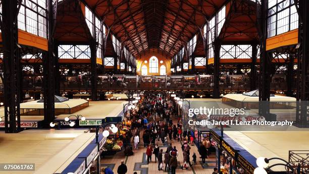 central (or great) market hall (große markthalle) - budapest - bazaar market stock-fotos und bilder