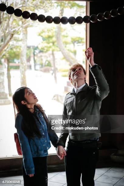 happy young couple to enjoy the tourism kyoto - 手をつなぐ imagens e fotografias de stock