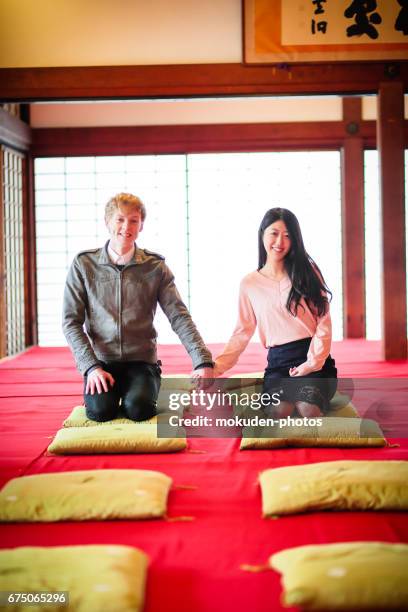 happy young couple to enjoy the tourism kyoto - カップル imagens e fotografias de stock