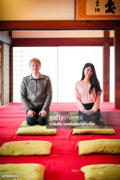 glückliches junges paar tourismus kyoto zu genießen - 座る stock-fotos und bilder