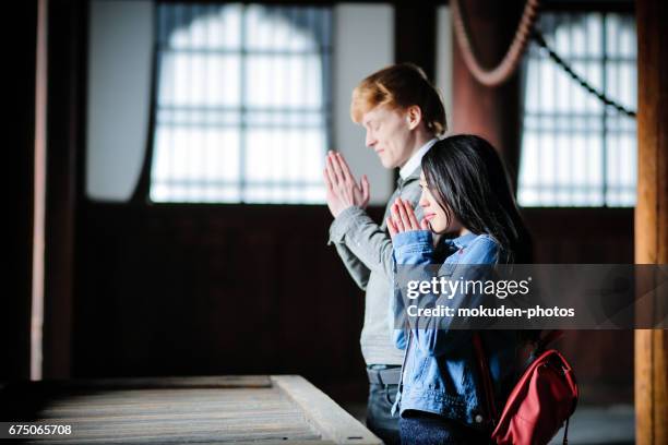 feliz pareja joven para disfrutar del turismo de kyoto - 話す fotografías e imágenes de stock