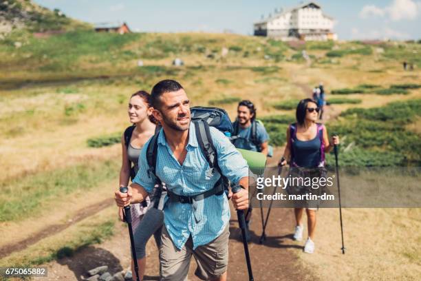 wandelen in bulgarije met vrienden - leiden stockfoto's en -beelden