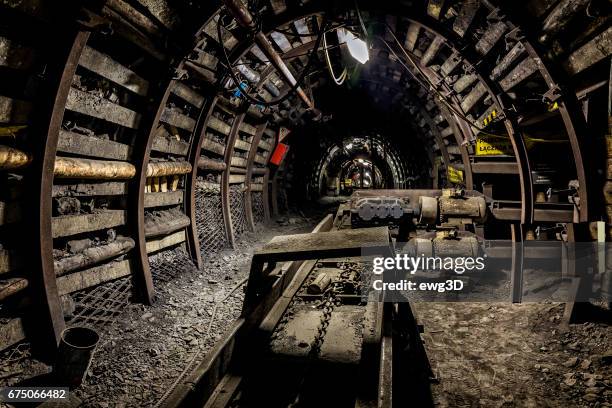 kolen mijnen ondergrondse gang met transportsysteem - ondergrond stockfoto's en -beelden