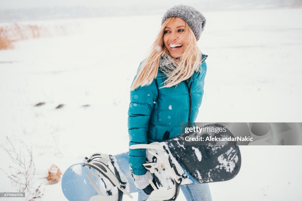 Snowboarder sorridente
