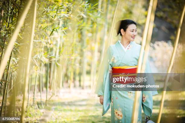 kimono und japanische frauen in kyoto - 全身 stock-fotos und bilder
