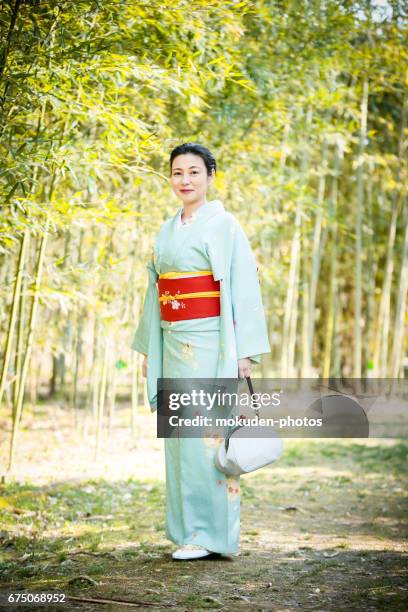 mulheres de quimono e japonês em kyoto - 発見 - fotografias e filmes do acervo