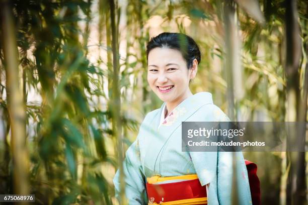 kimono and japanese women in kyoto - 全身 stock pictures, royalty-free photos & images