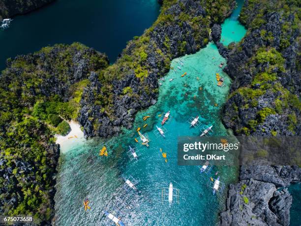 kleine lagune in palawan - palawan stock-fotos und bilder