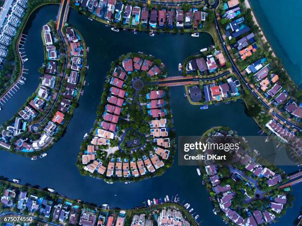 vista aérea de la zona residencial de singapur - isla de sentosa fotografías e imágenes de stock